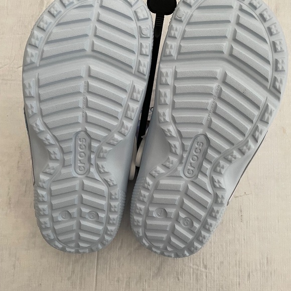 CROCS FROZEN LINED CLOGS J3 NWT - Picture 2 of 4